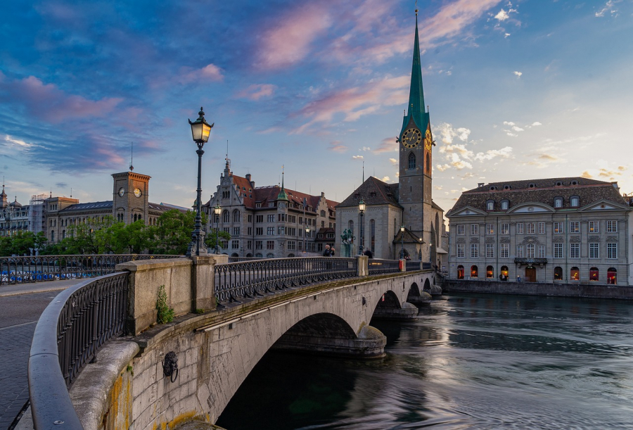 Sparsam durchs Studium: 10 Praktische Spartipps für Studenten in der Schweiz